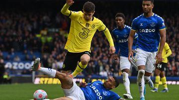 Chelsea's US midfielder Christian Pulisic (L) vies with Everton's Brazilian midfielder Allan (C) during the English Premier League football match between Everton and Chelsea at Goodison Park in Liverpool, north west England on May 1, 2022. (Photo by Paul ELLIS / AFP) / RESTRICTED TO EDITORIAL USE. No use with unauthorized audio, video, data, fixture lists, club/league logos or 'live' services. Online in-match use limited to 120 images. An additional 40 images may be used in extra time. No video emulation. Social media in-match use limited to 120 images. An additional 40 images may be used in extra time. No use in betting publications, games or single club/league/player publications. / 