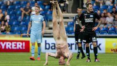El exjugador Lars Elstrup, haciendo el pino desnudo durante el Randers-Silkeborg de la Liga danesa.