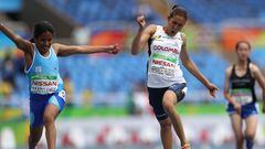 La atleta Martha Liliana de Colombia (c) cruza la meta para ganar la medalla de bronce junto a Yanina Andrea (i) de Argentina en la prueba 100m T36.