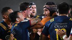 Jaguares&#039; Tomas Lavanini (centre R) tussles with Highlanders&#039; Ash Dixon (L) during the Super Rugby match between the Otago Highlanders and the Jaguares of Argentina in Dunedin on May 11, 2019. (Photo by Marty MELVILLE / AFP)