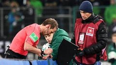 Moenchengladbach (Germany), 09/12/2017.- Referee Sascha Stegemann (L) looks at a replay of the video assistant referee (VAR) system during the German Bundesliga soccer match between Borussia Moenchengladbach and FC Schalke 04 at Borussia-Park in Moencheng