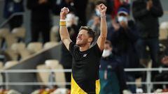 PARIS, FRANCE - OCTOBER 06: Diego Schwartzman of Argentina celebrates after winning match point during his Men&#039;s Singles quarterfinals match against Dominic Thiem of Austria on day ten of the 2020 French Open at Roland Garros on October 06, 2020 in Paris, France. (Photo by Clive Brunskill/Getty Images)