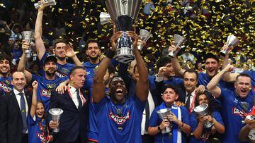 Basketball - Euroleague Final - Real Madrid v Anadolu Efes - Stark Arena, Belgrade, Serbia - May 21, 2022 Anadolu Efes&#039;s Bryant Dunston holds the trophy and celebrates with team members after winning the Euroleague final REUTERS/Marko Djurica