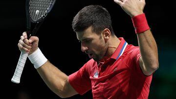 El tenista serbio Novak Djokovic se lamenta durante el partido de dobles de las semifinales de Copa Davis entre Italia y Serbia.