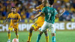 Mexico's Tigres Guido Pizarro (L) vies for the ball with Leon player Victor Davila