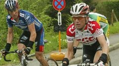 Lance Armstrong y Tyler Hamilton ruedan durante la Lieja-Basto&ntilde;a-Lieja de 2003.