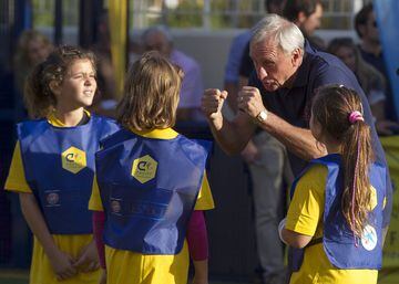 Johan Cruyff bromea con un grupo de chicas.
