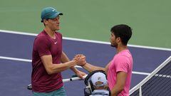 INDIAN WELLS, CALIFORNIA - MARCH 18: Carlos Alcaraz of Spain is congratulated by Jannik Sinner of Italy in the semi final during the BNP Paribas Open on March 18, 2023 in Indian Wells, California.   Julian Finney/Getty Images/AFP (Photo by JULIAN FINNEY / GETTY IMAGES NORTH AMERICA / Getty Images via AFP)