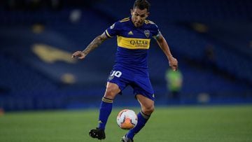 Carlos T&eacute;vez controla un bal&oacute;n durante un partido de Boca Juniors. 