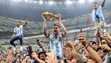 Lusail (Qatar), 18/12/2022.- Lionel Messi of Argentina (C) lifts the trophy as he celebrates with teammates and fans winning the FIFA World Cup 2022 Final between Argentina and France at Lusail stadium, Lusail, Qatar, 18 December 2022. (Mundial de Fútbol, Francia, Estados Unidos, Catar) EFE/EPA/Tolga Bozoglu
