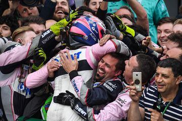 El equipo de Force India felicita a 'Checo' Pérez