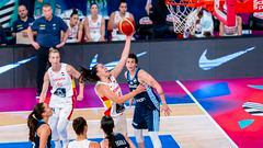 Maite Cazorla, base de España, hace una bandeja ante Grecia en el Eurobasket.