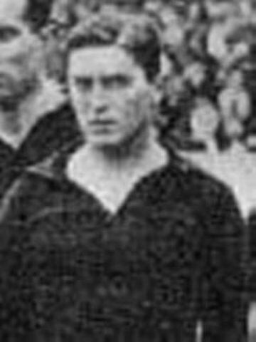 Nació en Leones, Córdoba (Argentina), el 22 de junio de 1906. Fue campeón de Copa con un formidable Real Unión, que derrotó al Real Madrid por 1-0, con una alineación con Emery (abuelo del actual entrenador del Sevilla), René Petit, Gamborena, etc. El enc