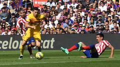 Robert Lewandowski, delantero del Barcelona se escapa con el balón ante la presión de Correa y Savic del Atleti. El central se rompió un dedo del pie en el partido.