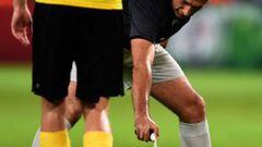 El &aacute;rbitro portugu&eacute;s, Olegario Benquerenca, aplcando spray en un partido de competici&oacute;n europea del Borussia Dortmund.