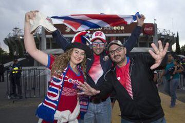 Varios aficionados de Costa Rica se dieron cita al Coloso de Santa Úrsula para presenciar el duelo eliminatorio entre el tricolor y los ticos.