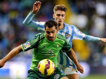 El centrocampista chileno del Celta de Vigo Fabián Orellana lucha el balón con el defensa del Málaga Miguel Torres.