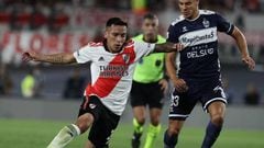 River Plate's midfielder Esequiel Barco (L) vies for the ball with Gimnasia y Esgrima's midfielder Nery Leyes during their Argentine Professional Football League match at Monumental stadium in Buenos Aires, on March 13, 2022. (Photo by ALEJANDRO PAGNI / AFP) (Photo by ALEJANDRO PAGNI/AFP via Getty Images)