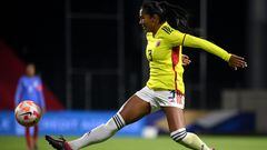 Colombia's defender Daniela Arias controls the ball during the women's international friendly football match between France and Colombia at Stade Gabriel Montpied in Clermont-Ferrand, central France, on April 7, 2023. (Photo by FRANCK FIFE / AFP)