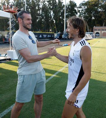 Bale y Modric se saludan. 