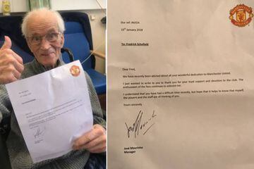 Fredrick Schofield, un incondicional del Manchester United de 94 años posando con la carta que le ha escrito José Mourinho y la carta en sí.