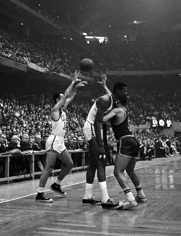 Es cierto que Bill Russell, el señor de los anillos (hasta 11 en sus vitrinas) fue un pívot dominante por sí mismo, el segundo de la NBA tras George Mikan pero con una incidencia hoy neta y completamente superior; pero también es cierto que Bob Cousy (apodado como The Cooz o Houdini of the Hardwood), fue su complemento perfecto. Esta pareja hizo posible que los Celtics lograsen hasta 6 títulos de la NBA, siendo los dos pilares principales de una dinastía que dominó el baloncesto a comienzos de la segunda mitad del siglo XX. Analizar logros de épocas tan antiguas de las que tan pocas imágenes es complicado, pero lo que pone en los libros de historia es eso, historia.