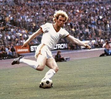 El alemán fue uno de los jugadores más laureados de los años 70, con tres Copas de Europa, una Eurocopa (1972) y un Mundial (1974). Pero una lesión de rodilla lo alejó de los terrenos de juego en 1979, a los 27 años de edad. 