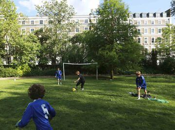 Unos niños juegan en Ladbroke Square Gardens, en Londres. 
