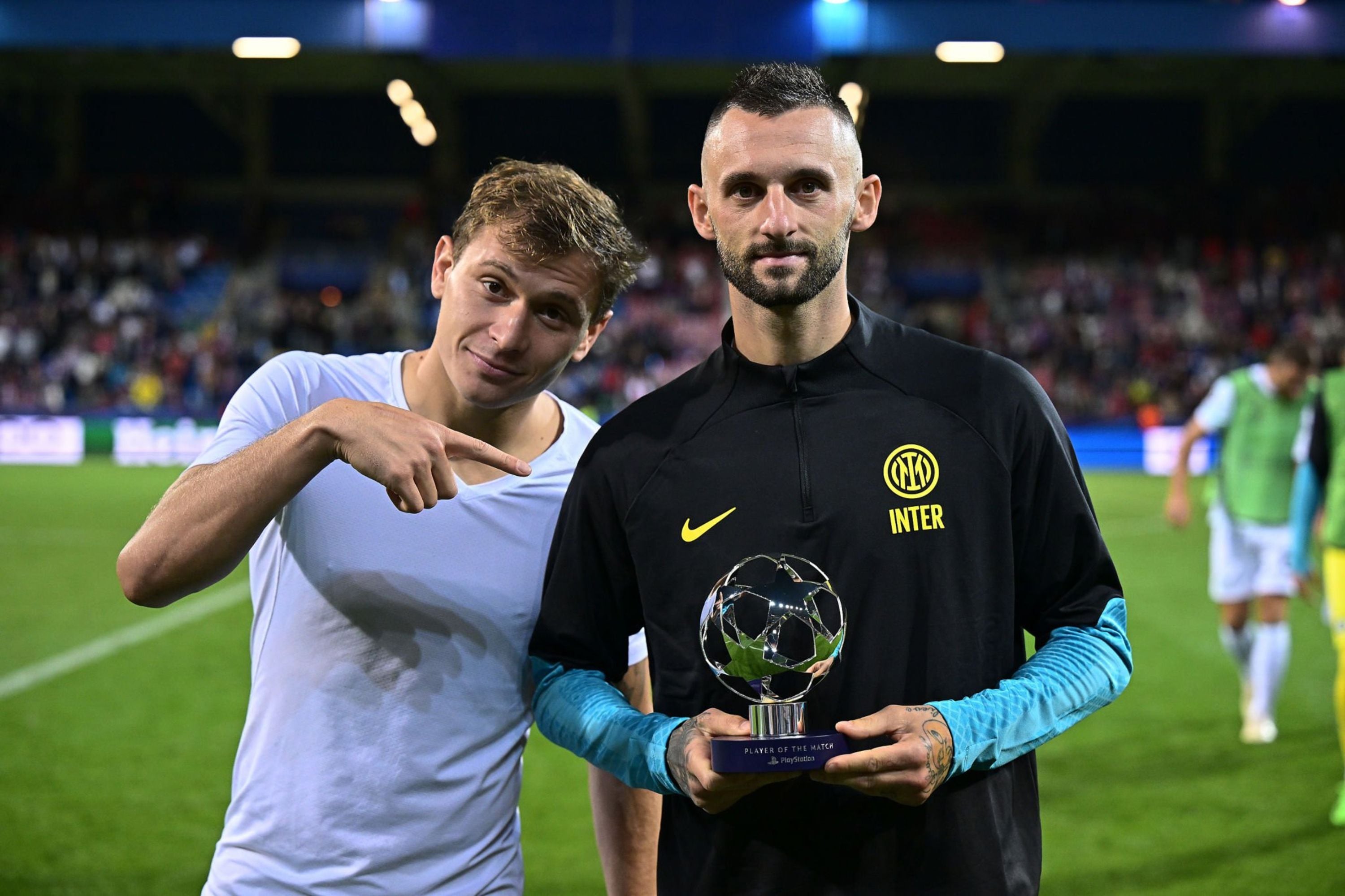 Nicoló Barella señala a Marcelo Brozovic mientras posa con el trofeo al Mejor Jugador del Partido tras un encuentro de Champions League con el Inter de Milán.