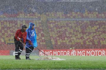 Las fuertes lluvias obligaron a que el partido entre Millonarios y Peñarol se suspendiera por varios minutos.  