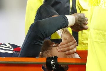 Neymar fue sacado en camilla y se le vio irse en entre lágrimas y tomándose el rostro durante varios segundos.