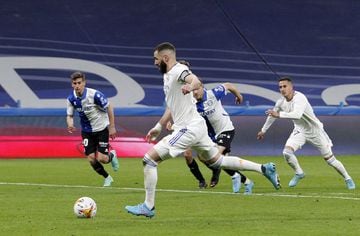 3-0. Karim Benzema marca de penalti el tercer gol.