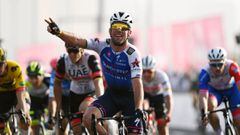 Mark Cavendish celebra su triunfo al esprint en la segunda etapa del UAE Tour.