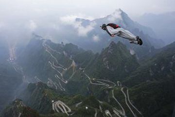 Así se lanzó el venezolano Carlos Briceno en una prueba de vuelo en la montaña Tianmen en China.