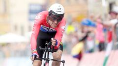 El ciclista neerlandés Tom Dumoulin compite durante la crono de Budapest en el Giro de Italia 2022.