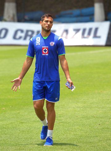 El paraguayo brilló muy poco con Cruz Azul debido a la lesión que sufrió en la rodilla prácticamente en su debut con el cuadro cementero