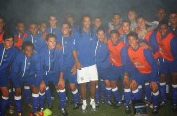 El día que el astro sudamericano visitó a una joven Selección de Brasil Sub-17. En el plantel estaban elementos como Marcelo y Anderson.