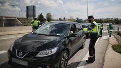 Un agente de la Guardia Civil da el alto a un vehículo
Eduardo Parra / Europa Press