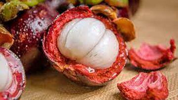 The mangosteen is a purple fruit typical of Asia that is made up mostly of water and this superfood helps regulate cholesterol and protects against viruses.