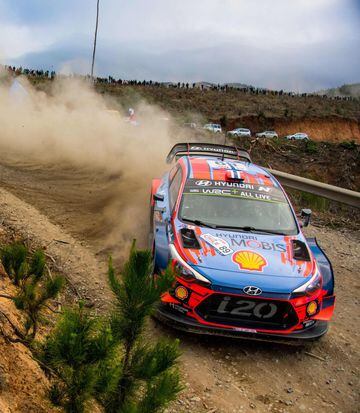 Norway Andreas Mikkelsen driver steers his Hyundai Shell Mobis WRT with his compatriot co-driver Anders Jaeger during the SS12 of the WRC Chile 2019 near Pelun, Chile on May 11, 2019. (Photo by MARTIN BERNETTI / AFP)