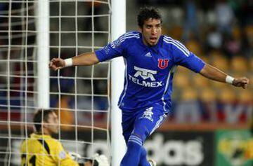 11 de octubre: 33 años cumple el defensa uruguayo Mauricio Victorino. Jugó en Universidad de Chile entre 2009 y 2010. Con su selección, fue cuarto en el Mundial de Sudáfrica 2010 y campeón de la Copa América 2011. Actualmente juega en Independiente de Avellaneda.