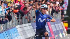 Einer Rubio celebra su victoria en el Giro en Crans Montana.