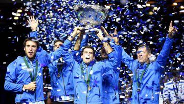(L-R) Leonardo Mayer, Federico Delbonis, Guido Pella, Federico Delbonis, Juan martin del Potro and coach coach Daniel Orsanic celebrate with the trophy after winning the Davis Cup World Group final between Croatia and Argentina on November 27, 2016 at the