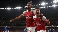 Ozil y Aubameyang celebran el tercer gol del Arsenal ante el Leicester.