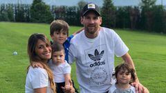 Messi junto a su esposa y sus hijos.