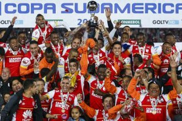 El primer título de la Copa Sudamericana para un club colombiano (Santa Fe) en 2015.