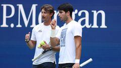 El tenista español Carlos Alcaraz entrena junto a Juan Carlos Ferrero durante el US Open 2023.