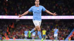 MANCHESTER, ENGLAND - AUGUST 31: Julian Alvarez of Manchester City celebrates after scoring their team's sixth goal during the Premier League match between Manchester City and Nottingham Forest at Etihad Stadium on August 31, 2022 in Manchester, England. (Photo by Laurence Griffiths/Getty Images)