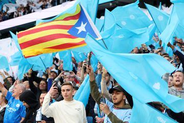 La bandera independentista catalana apareció entre la afición del City en el Etihad Stadium.