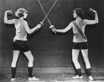 Imagen posterior a los juegos de 1924 tan importantes para la esgrima femenino. Dos mujeres preparadas para empezar a competir en 1925.